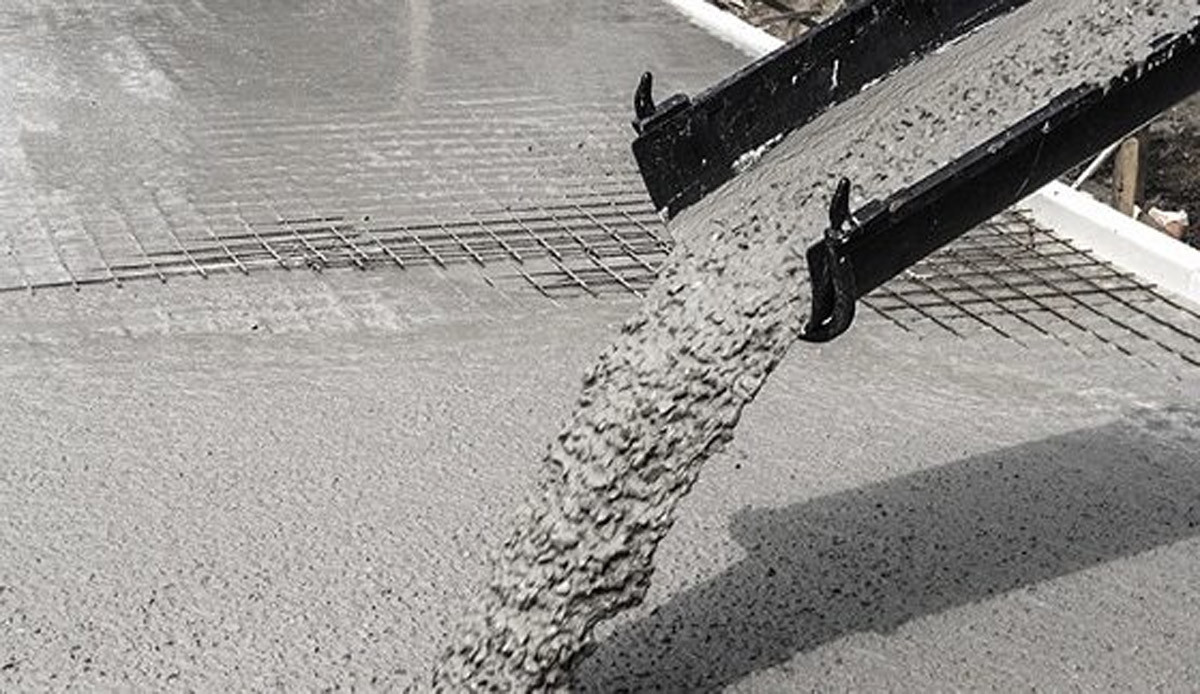 Công nhân đang đổ bê tông tại công trường, thể hiện quy trình thi công