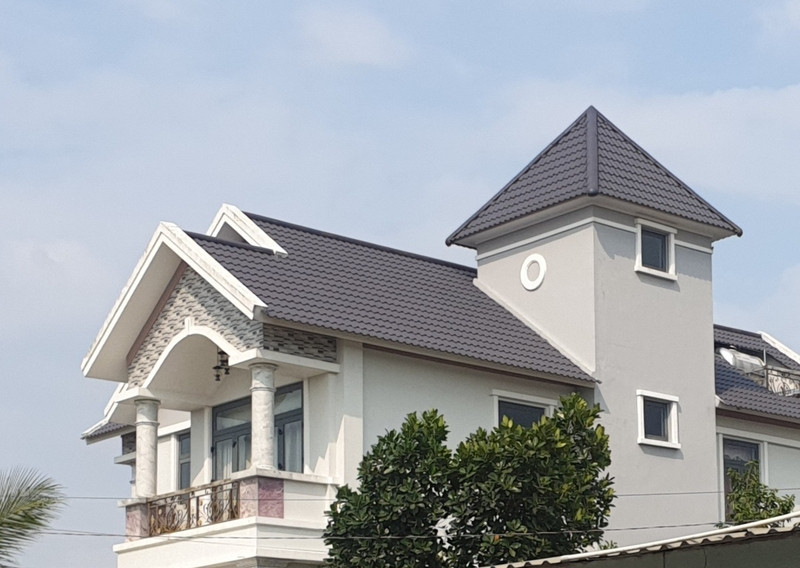Hình ảnh kỹ sư xây dựng đang xem bản vẽ thiết kế