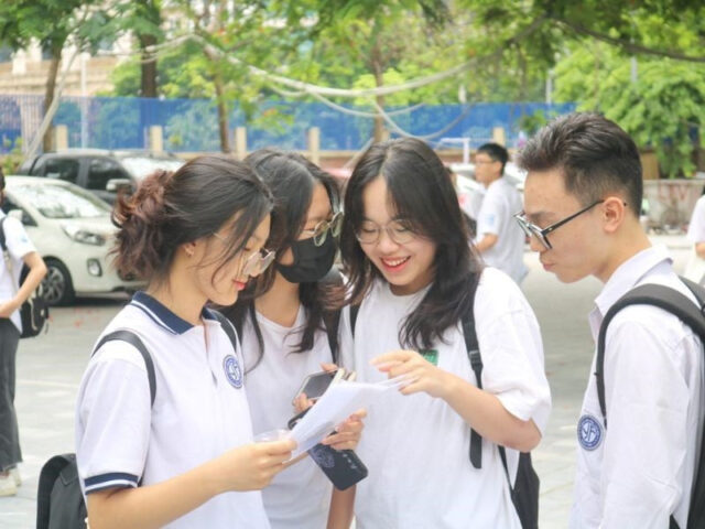 Hình ảnh một học sinh đang chăm chú học bài, thể hiện sự nỗ lực trong học tập để đạt kết quả tốt