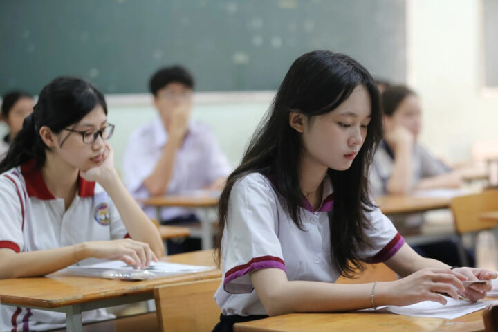 Học sinh nghiên cứu công thức tính điểm tốt nghiệp THPT năm 2025 mới