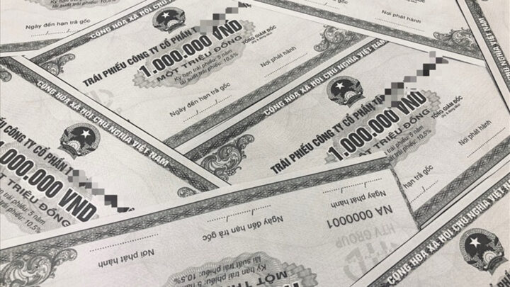 Người phụ nữ đang xem biểu đồ giá trái phiếu coupon, minh họa cách định giá trái phiếu.