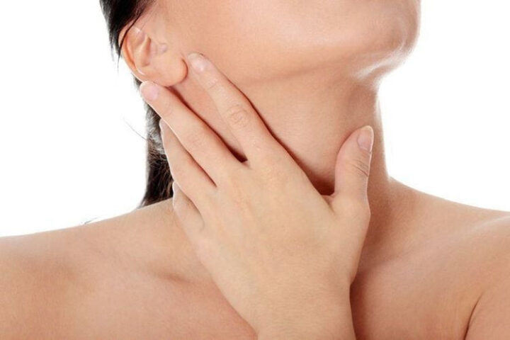 Người phụ nữ kiểm tra chỉ số chất béo trung tính trong máu