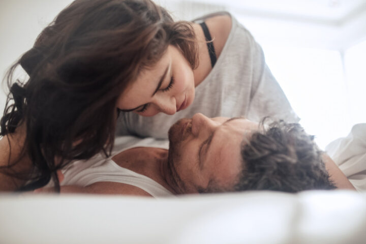 Tần suất quan hệ theo độ tuổi phù hợp giúp các cặp đôi duy trì hạnh phúc