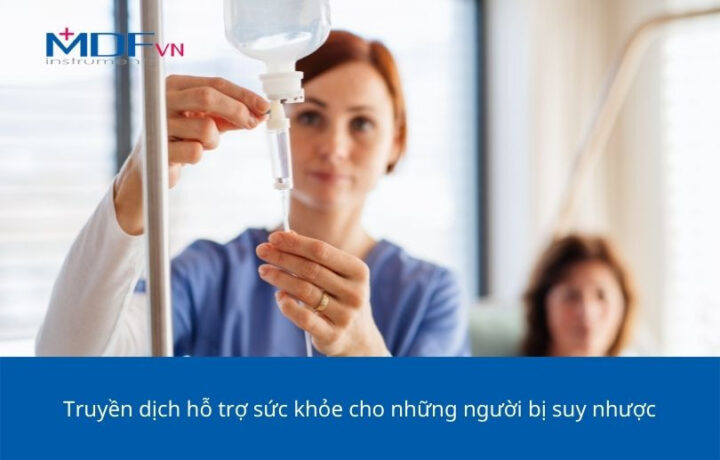 Y tá đang thực hiện truyền dịch tĩnh mạch cho bệnh nhân để hỗ trợ sức khỏe