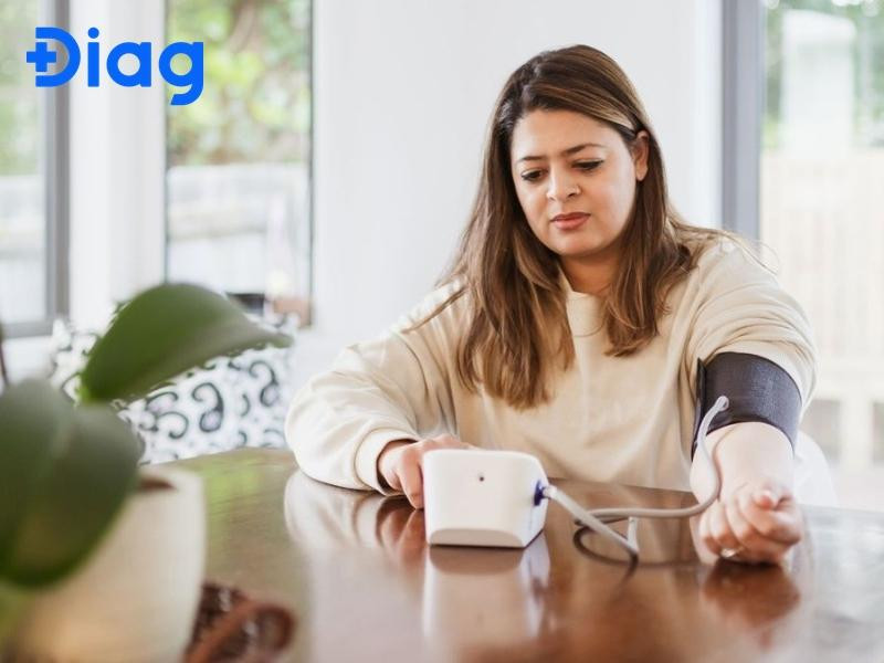 Bác sĩ đang xem xét dữ liệu chỉ số huyết áp trung bình để đánh giá tình trạng bệnh