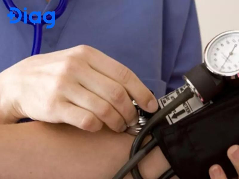 Bác sĩ tư vấn cho bệnh nhân về cách quản lý bệnh nền nhằm ổn định huyết áp và tránh biến chứng