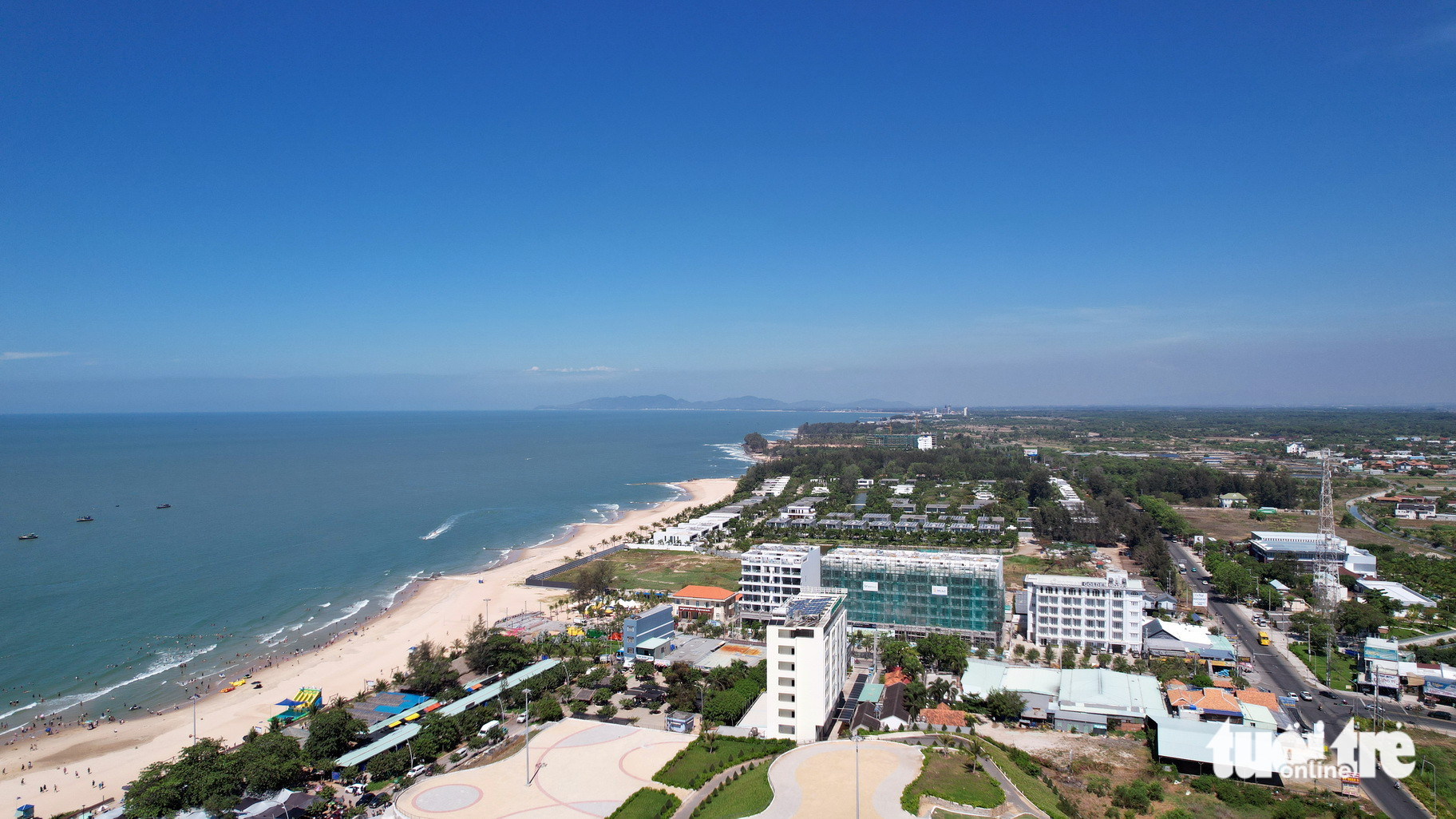 Bãi biển Hồ Tràm với khu nghỉ dưỡng hiện đại, thu hút du khách, góp phần vào phát triển kinh tế và quy mô dân số tỉnh Bà Rịa Vũng Tàu