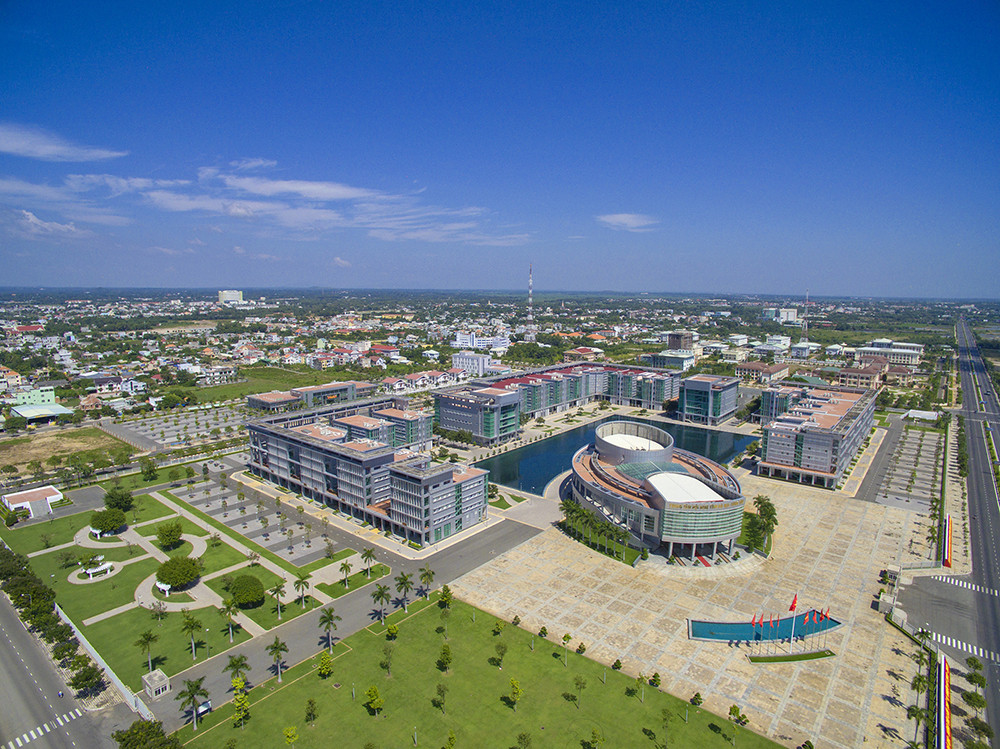Bãi biển Vũng Tàu với bờ cát dài, biển xanh, thu hút du khách đến khám phá vẻ đẹp tự nhiên của diện tích ven biển tỉnh