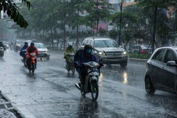 Bản đồ phân bố lượng mưa trung bình tại Việt Nam theo địa hình và mùa, thể hiện sự chênh lệch rõ rệt