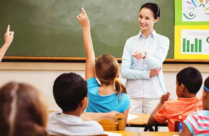Bàn thí nghiệm với các dụng cụ đo lường và máy tính, thể hiện các phép đo vật lý và quy trình xác định sai số trong thí nghiệm