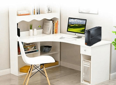 Bộ lưu điện UPS đang hoạt động, cung cấp nguồn điện liên tục cho máy tính để bàn và màn hình