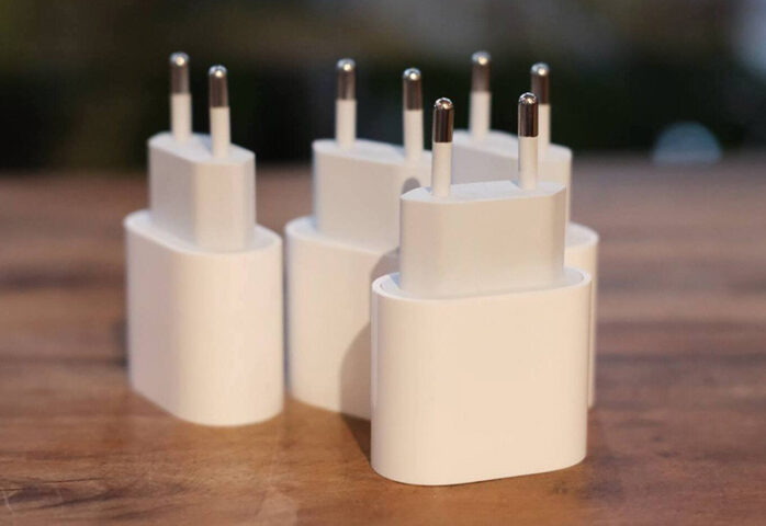 Bộ sạc adapter và ảnh hưởng đến công thức tính thời gian sử dụng pin