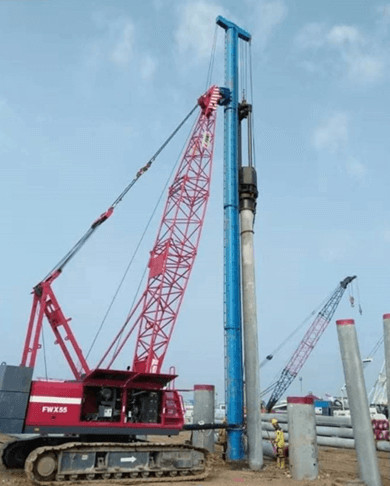 Búa máy đang treo lơ lửng ở một độ cao nhất định, tích lũy thế năng trọng trường sẵn sàng cho công việc.