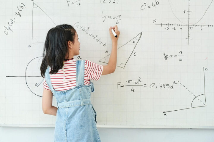 Các hình tam giác với các cạnh và góc khác nhau