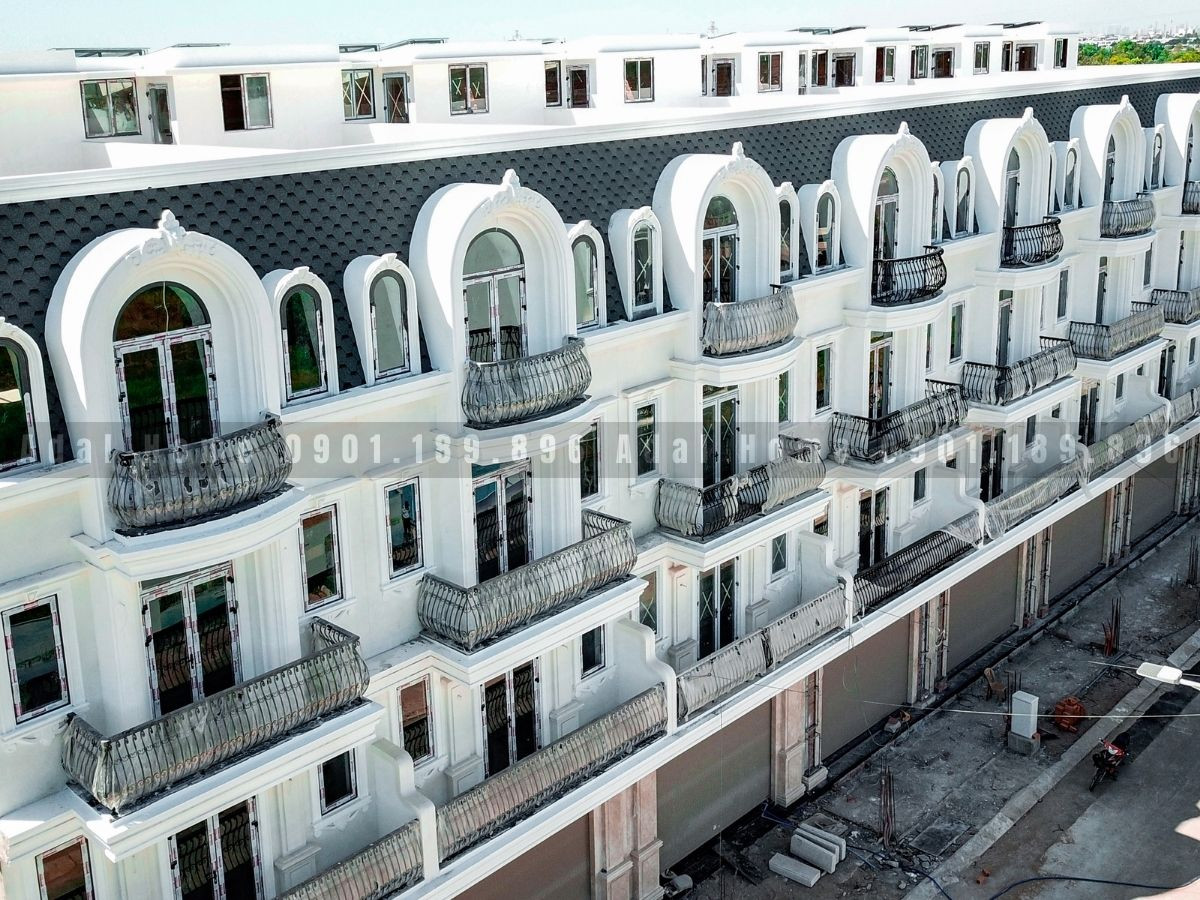 Cận cảnh mái ngói bitum phủ đá Adal Home trên công trình thực tế