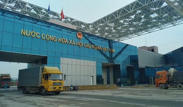 Cảnh quan Cửa khẩu quốc tế Móng Cái, một trong những điểm giao thương quan trọng của tỉnh Quảng Ninh, góp phần vào sự phát triển của khu vực diện tích tỉnh Quảng Ninh