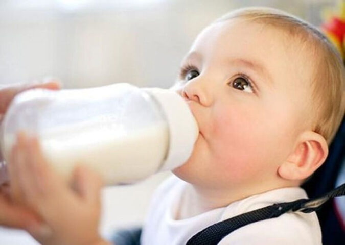Cha mẹ tìm hiểu công thức tính lượng sữa cho trẻ sơ sinh để đảm bảo dinh dưỡng