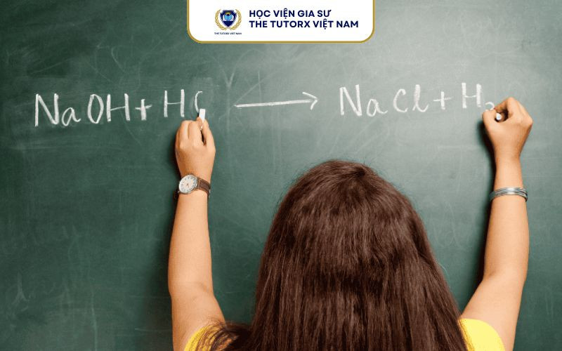 Công thức hóa học đang được cân bằng trên bảng để lập phương trình
