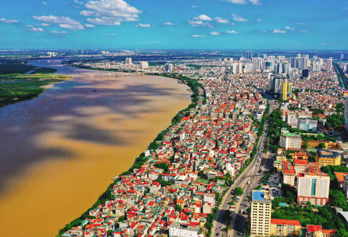 Đặc điểm địa hình đa dạng của thành phố Hà Nội, bao gồm vùng đồng bằng và đồi núi