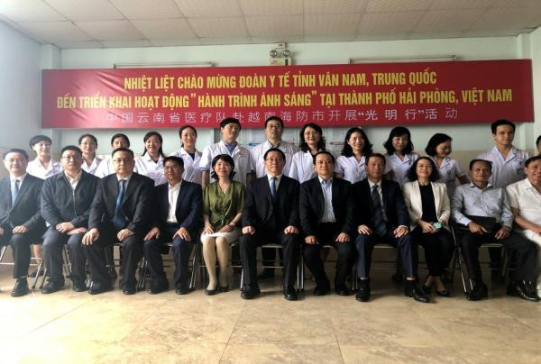 Đại diện lãnh đạo tỉnh Vân Nam và thành phố Hải Phòng trong hoạt động hợp tác y tế, phản ánh giao lưu quốc tế với tỉnh có diện tích dân số lớn.