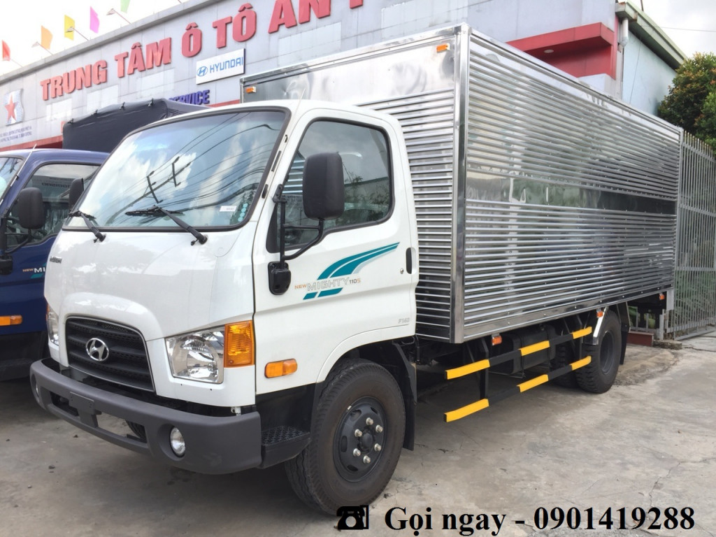 Dãy xe tải mới tại đại lý, thể hiện định mức tiêu thụ nhiên liệu của các dòng xe khác nhau
