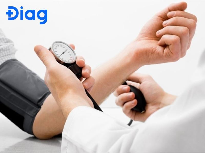 Đồng hồ đo huyết áp hiển thị các chỉ số, minh họa mức huyết áp trung bình khỏe mạnh