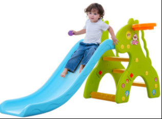 Em bé trượt cầu trượt thể hiện động năng và thế năng