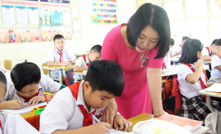 Giáo viên đang giảng bài, minh họa chủ đề công thức tính lương hưu giáo viên