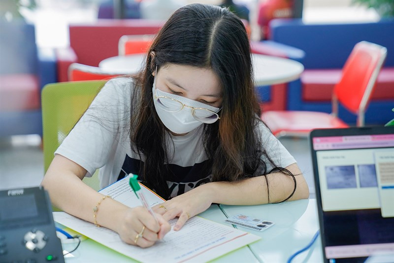 Giấy tờ hồ sơ xét tuyển học bạ được sắp xếp gọn gàng