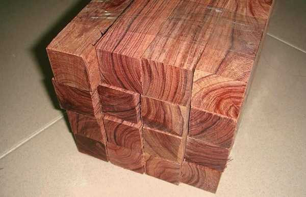 Gỗ vuông đã được gia công, minh họa các kích thước bằng nhau cần thiết cho công thức tính mét khối gỗ