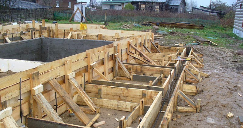 Hệ thống ván khuôn móng được gia cố chắc chắn, đảm bảo an toàn thi công