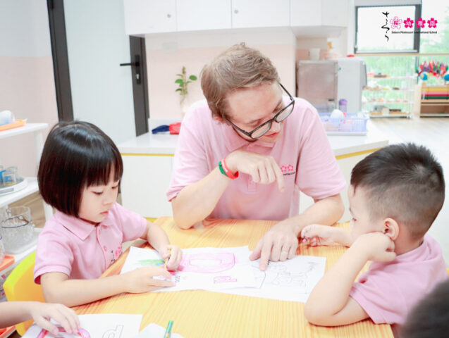 Hình ảnh minh họa sách vở và công thức đạo hàm, biểu tượng cho việc học toán