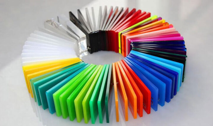 Hình ảnh minh họa vật liệu thủy tinh hữu cơ, hay còn gọi là nhựa acrylic, với độ trong suốt cao, phản ánh đặc tính của PMMA.