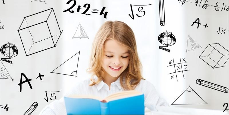 Hình ảnh một học sinh đang tập trung cao độ học bài, biểu thị tầm quan trọng của sự tập trung trong việc ghi nhớ công thức toán học