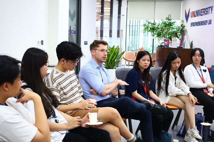 Hình ảnh sinh viên đang học tập, thể hiện vai trò của nguồn nhân lực chất lượng cao trong việc thúc đẩy tốc độ tăng GDP.