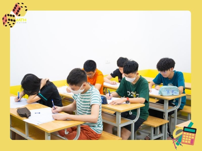 Học sinh chăm chỉ luyện tập giải các bài toán về công thức tính chu vi lục giác, phát triển tư duy hình học và khả năng ứng dụng kiến thức.
