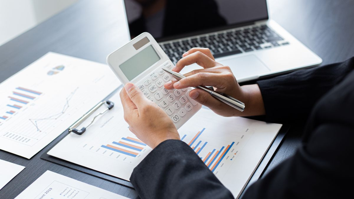 Học sinh đang giải bài tập vật lý về công suất, áp dụng công thức tính công suất cơ học và điện