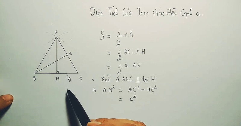 Học sinh đang học toán với bảng và sách, liên quan đến kiến thức hình học tam giác đều