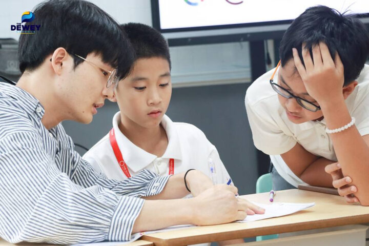 Học sinh ghi chép công thức vật lý lớp 12