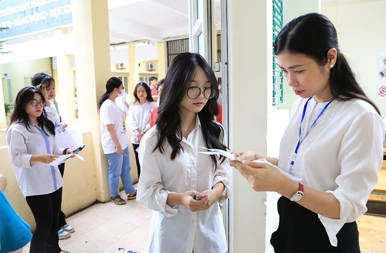 Học sinh ngồi học tập và tra cứu thông tin trên laptop