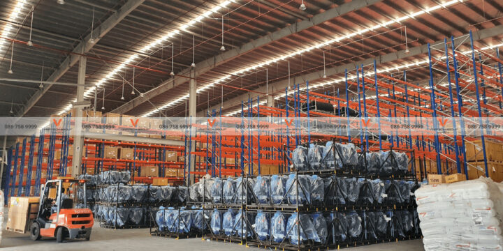 Kệ kho hàng hiện đại giúp tối ưu hóa công thức tính diện tích kho hiệu quả