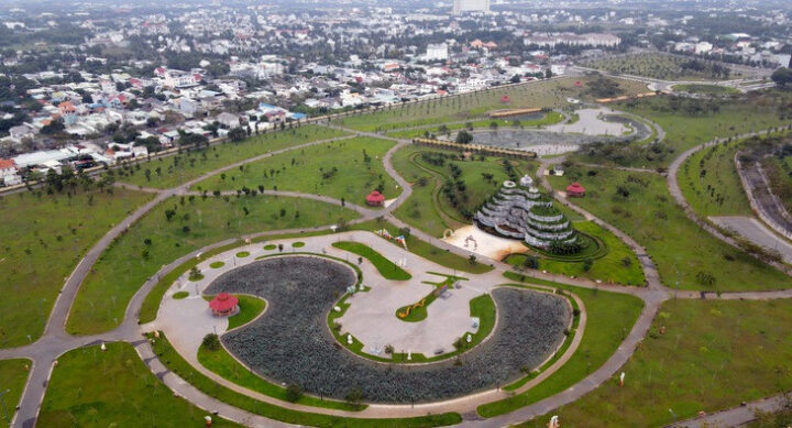 Khu dân cư và công viên tại phường Bà Rịa, thể hiện sự phát triển đô thị và quy hoạch dân số hợp lý tại tỉnh Bà Rịa Vũng Tàu