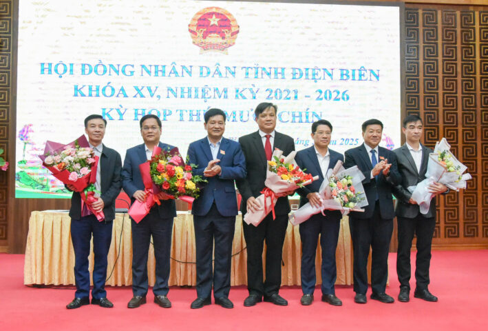 Lễ chúc mừng tân Phó Chủ tịch UBND tỉnh Điện Biên Lò Văn Cương và các Ủy viên, nhấn mạnh sự thay đổi lãnh đạo tỉnh.