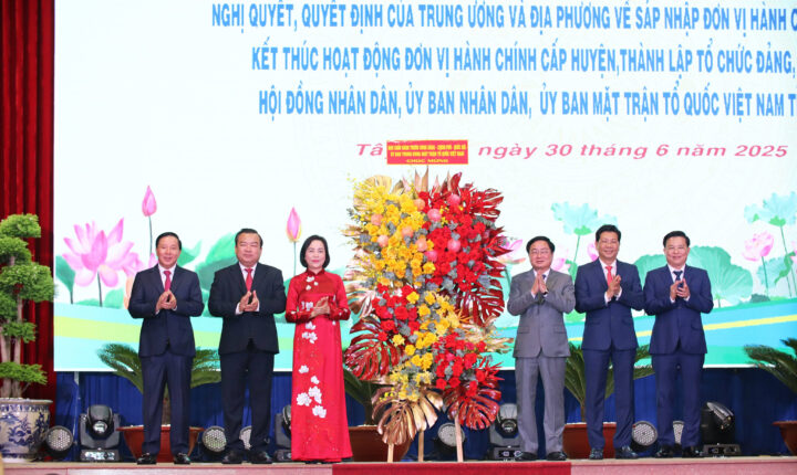 Lễ công bố các quyết định sáp nhập đơn vị hành chính tỉnh Tây Ninh