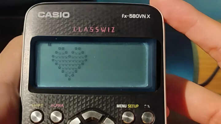 Màn hình Casio 580 hiển thị hình trái tim bằng các ký hiệu