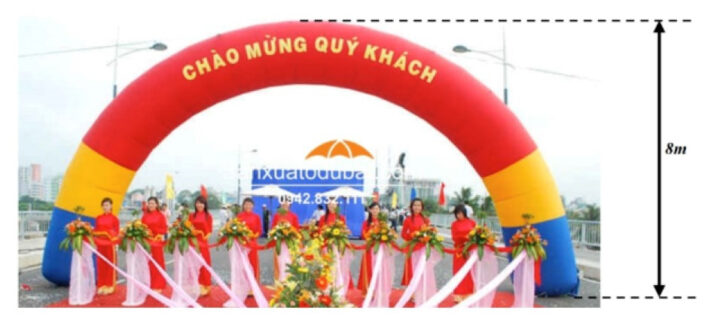 Mô hình cổng chào dạng hình xuyến được sử dụng trong các buổi lễ, minh họa ứng dụng thực tế của công thức tính thể tích.