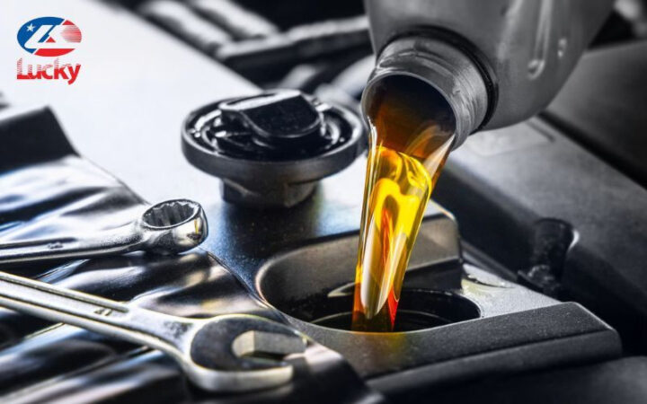 Mô tả động cơ xăng với piston và xi lanh, minh họa cách nén hỗn hợp nhiên liệu.
