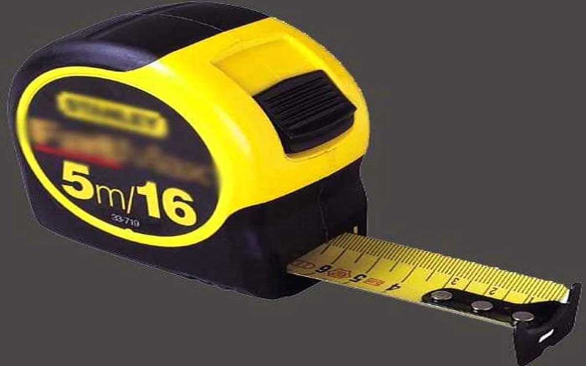 Một người đang thực hiện đo đạc diện tích đất ruộng, minh họa cách đo diện tích lúa được tính bằng phương pháp thực địa.