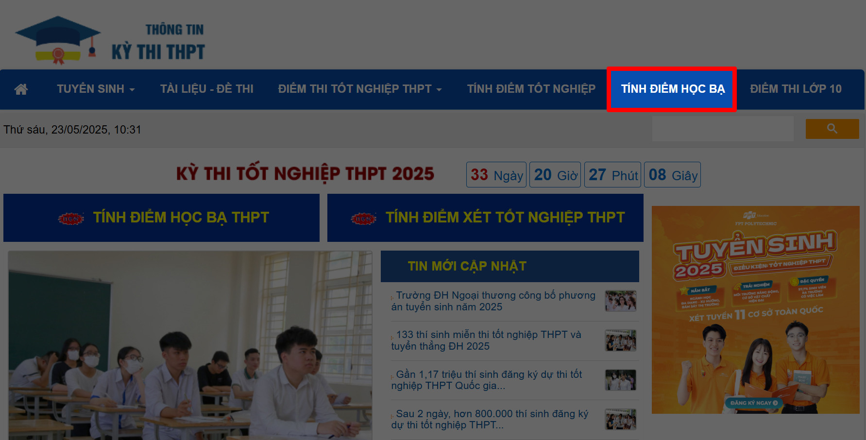 Một nhóm học sinh đang xem kết quả học bạ trên màn hình máy tính