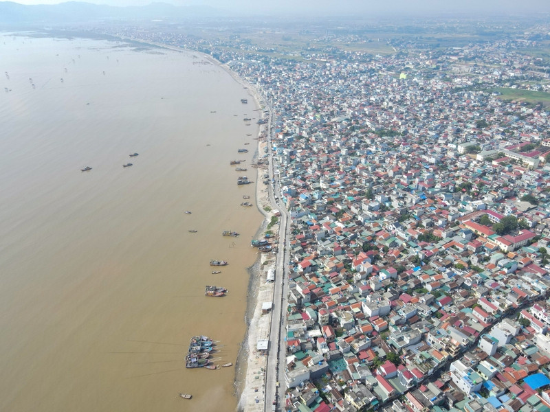 Một nhóm người đang phân tích dữ liệu trên màn hình lớn, thể hiện việc sử dụng dữ liệu thống kê